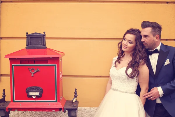 Bruden och brudgummen nära postkontor — Stockfoto
