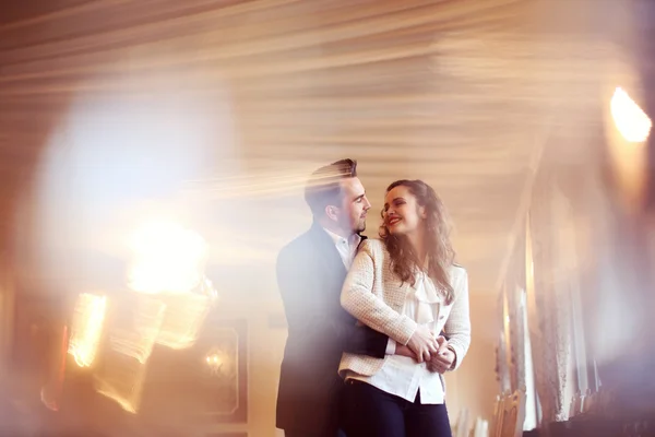 Pareja feliz posando en interiores —  Fotos de Stock