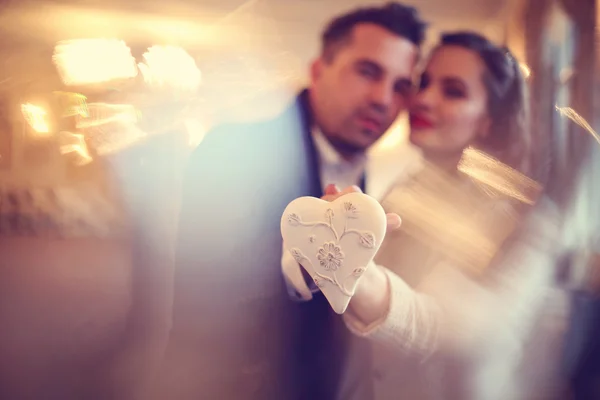 Gelukkige paar houden hart gevormde object — Stockfoto