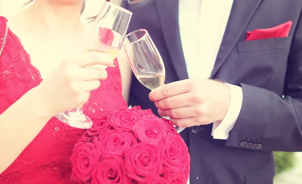 Paar drinken wijn op bruiloft — Stockfoto