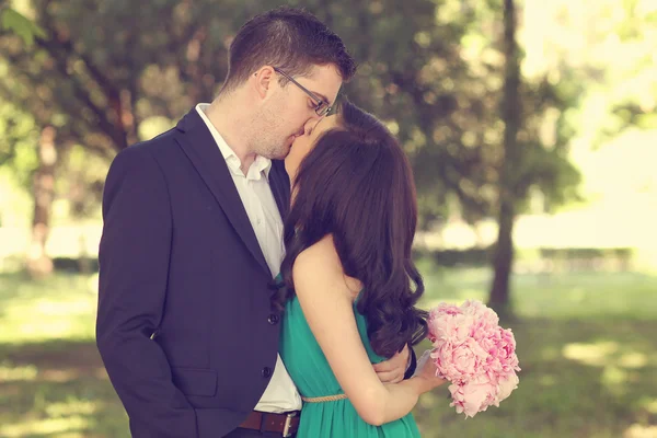 Couple celebrating their marriage in park — Stock Photo, Image