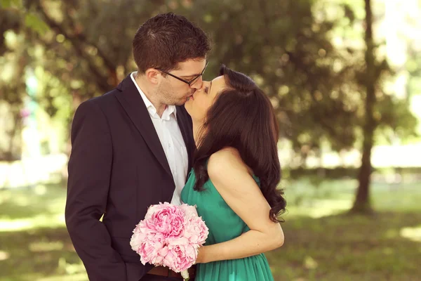 Casal celebrando seu casamento no parque — Fotografia de Stock