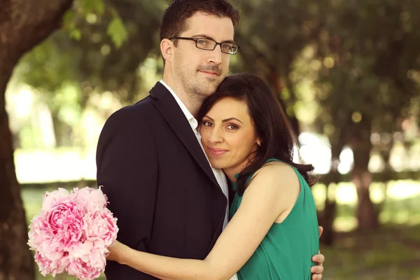 Casal abraço no parque — Fotografia de Stock