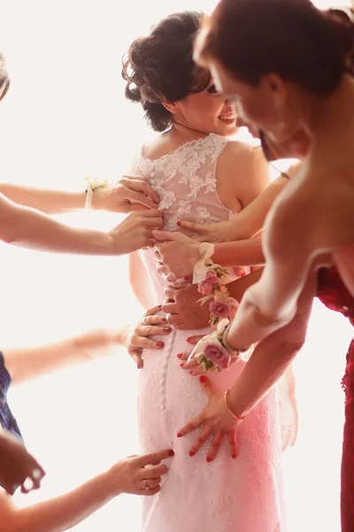 新婦付け添人の手の彼女のウェディング ドレスで花嫁を助ける — ストック写真