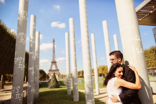 Bruid en bruidegom knuffelen in Parijs — Stockfoto