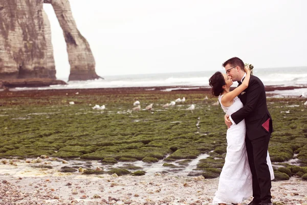 Bride and groom at the ocean — Stock Photo, Image