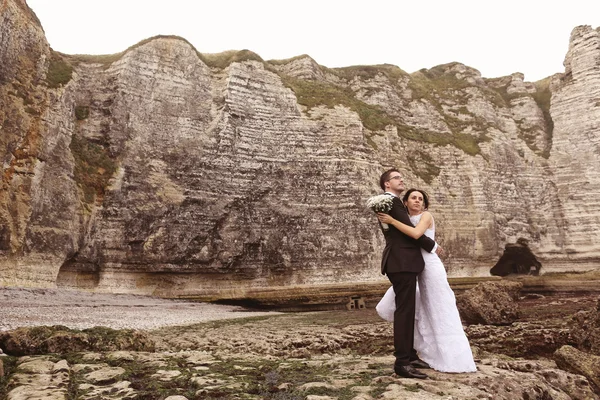 Novia y novio en el océano —  Fotos de Stock