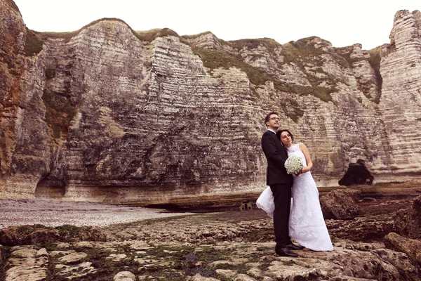 Novia y novio en el océano —  Fotos de Stock