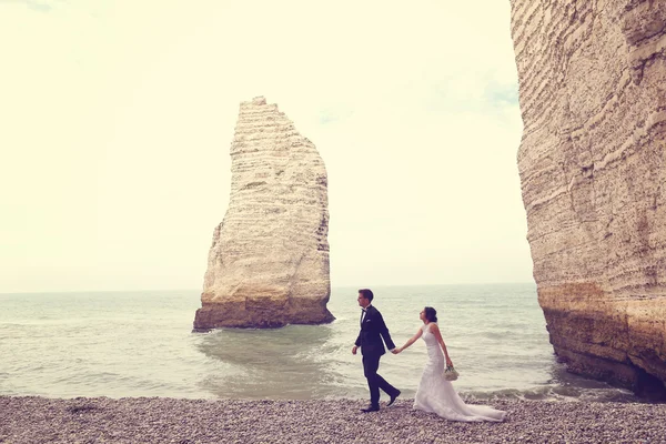 Bride and groom at Normandy shore — Stock Photo, Image