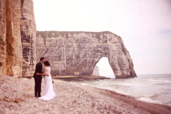 Bride and groom at Normandy shore — Stock Photo, Image