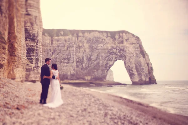 Bride and groom at Normandy shore — Stock Photo, Image