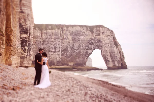 Bride and groom at Normandy shore — Stock Photo, Image