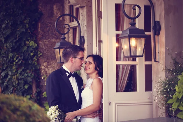 Menyasszony és a vőlegény ajtó az ablakok közelében — Stock Fotó