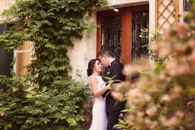 Gelin ve damat kucaklıyor