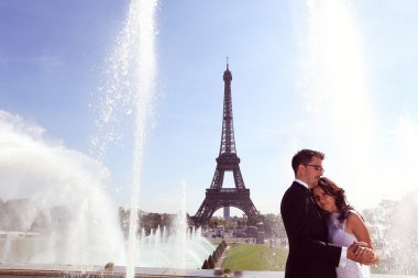 Gelin ve damat, Çeşme de Paris sarılma