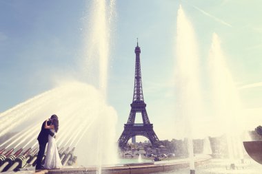 Gelin ve damat çeşme de Paris, eğleniyor