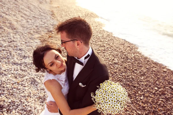 Bride and groom at sea — Stock Photo, Image