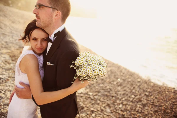 Bruid en bruidegom op zee — Stockfoto