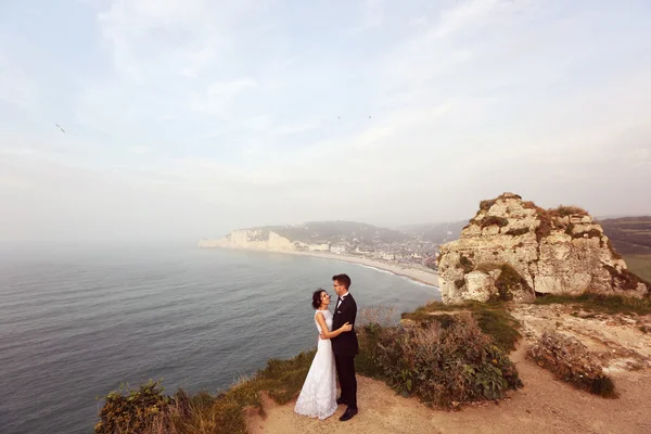 Bride and groom on cliff of Normandy — Stock Photo, Image