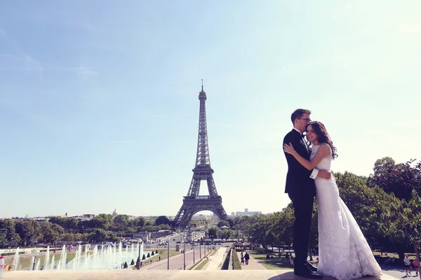 Νύφη και γαμπρός αγκαλιάζοντας στο Παρίσι — Φωτογραφία Αρχείου