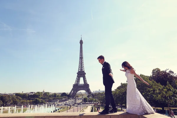 新娘和新郎在巴黎喷泉附近散步 — 图库照片