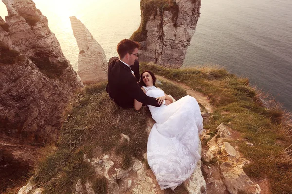 Bride and groom on cliff of Normandy — Stock Photo, Image