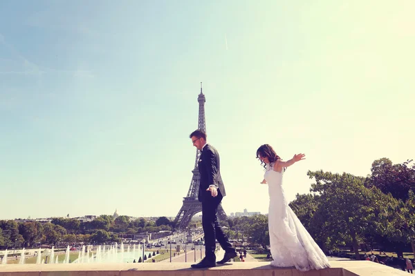 Mariée et marié marchant près de la fontaine à Paris — Photo