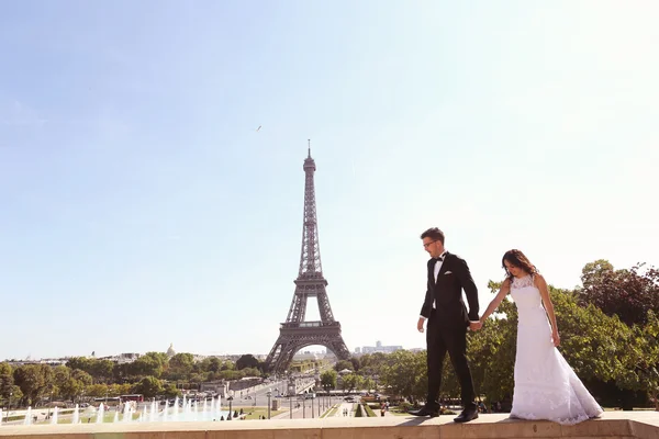 Novia y novio caminando cerca de la fuente en París —  Fotos de Stock