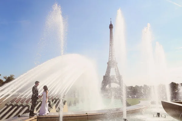 Sposa e sposo si divertono alla fontana di Parigi — Foto Stock