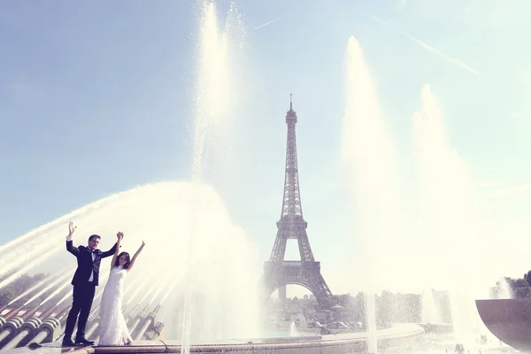Mariée et marié s'amusent à la fontaine de Paris — Photo