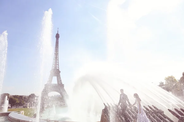 Bride and groom having fun at fountain in Paris — Stock Photo, Image