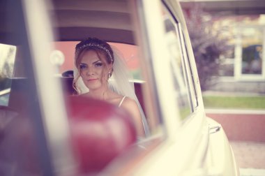 Gelin bir retro arabada