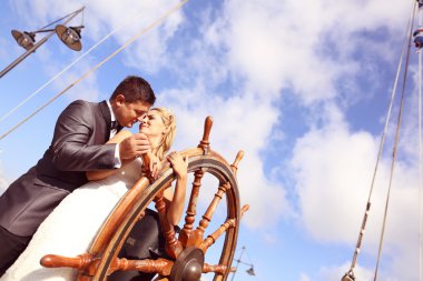 Gelin ve damat eski tekne direksiyon tutan