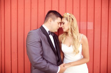 Gelin ve damat agaist ahşap duvar