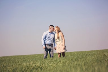 Havada, yeşil tarlalarda genç Çift