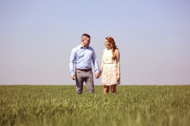 Havada, yeşil tarlalarda genç Çift