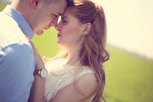 Portret van een mooi paar in het zonlicht — Stockfoto