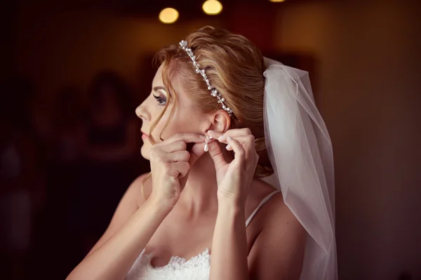 美しい花嫁は彼女の結婚式の準備 — ストック写真