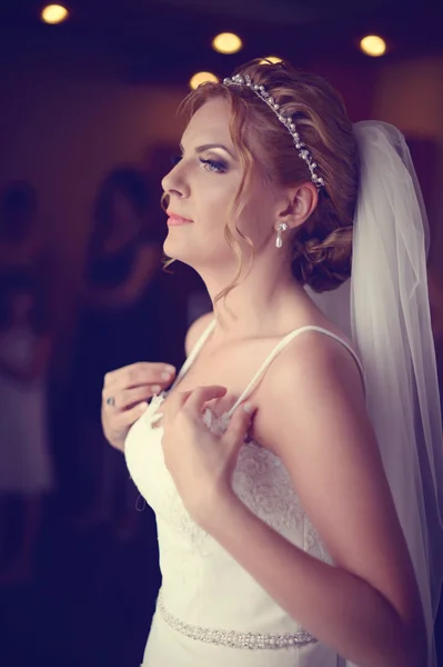 Gyönyörű menyasszony készül neki esküvő — Stock Fotó