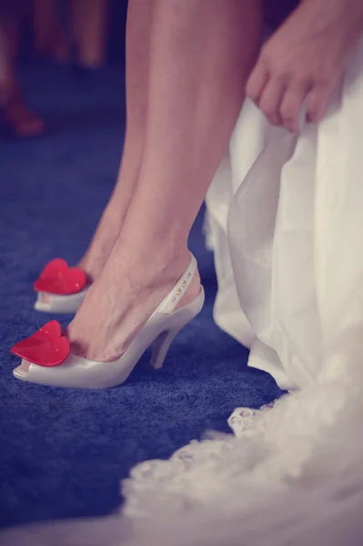 Schöne Schuhe mit roten Herzen — Stockfoto