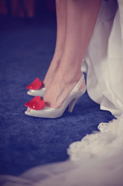 Hermosos zapatos con corazones rojos — Foto de Stock