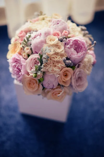 Hermoso ramo de bodas con muchas flores —  Fotos de Stock