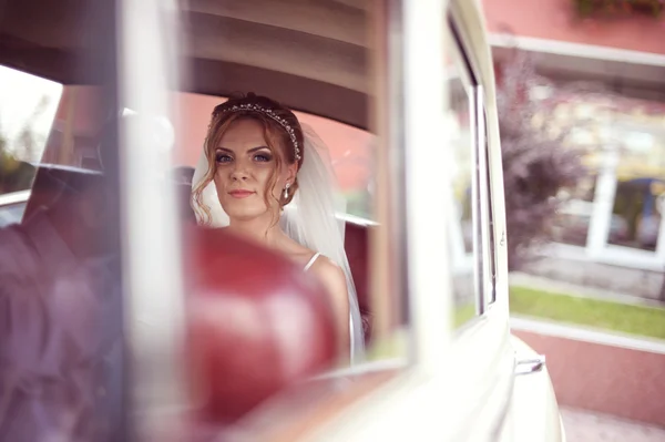 Menyasszony, egy retro autó — Stock Fotó