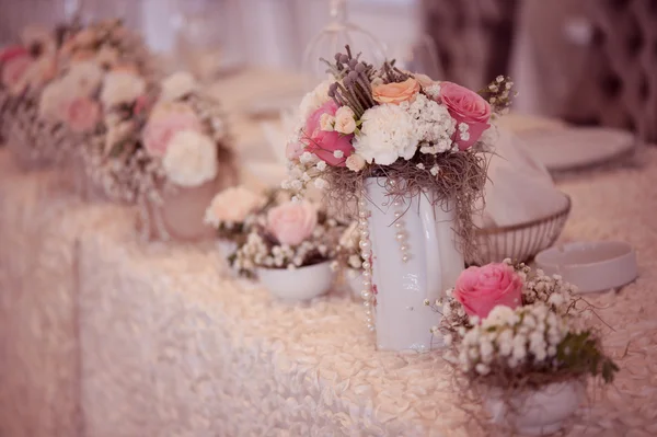 Güzel vazo çiçekleri ile dekore edilmiş — Stok fotoğraf