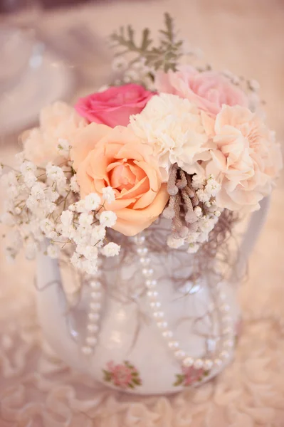 Pięknie zdobione wazon z kwiatami — Zdjęcie stockowe