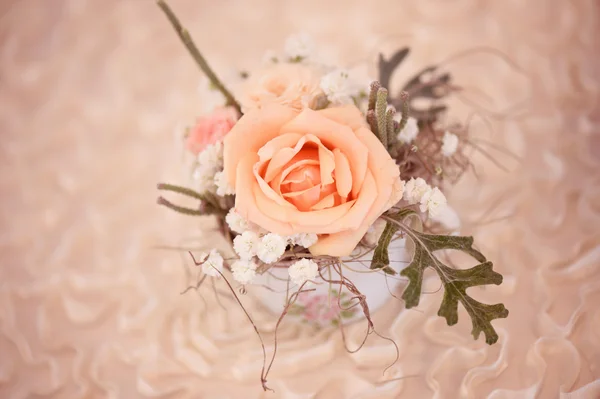 Krásně zdobené vázy s květinami — Stock fotografie