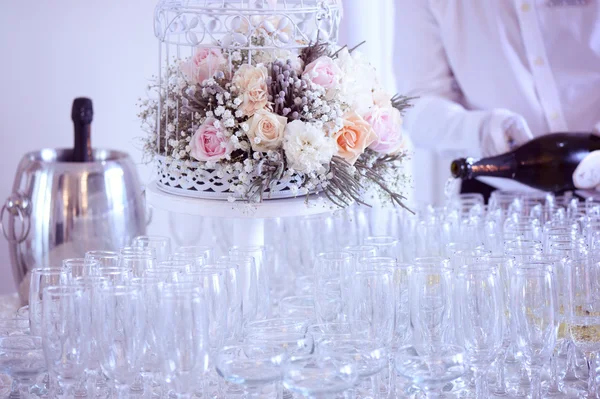 Nombreux verres de champagne avec décor de fleurs à cage à oiseaux — Photo
