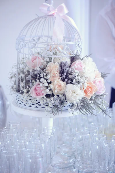 Molti bicchieri di champagne con decorazione di fiori di gabbia per uccelli — Foto Stock