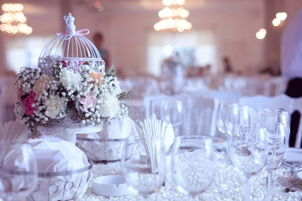 Fågelbur med blommor på Bröllops bord — Stockfoto