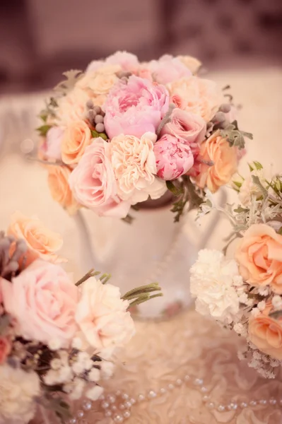 Schöne Vase mit vielen Blumen — Stockfoto